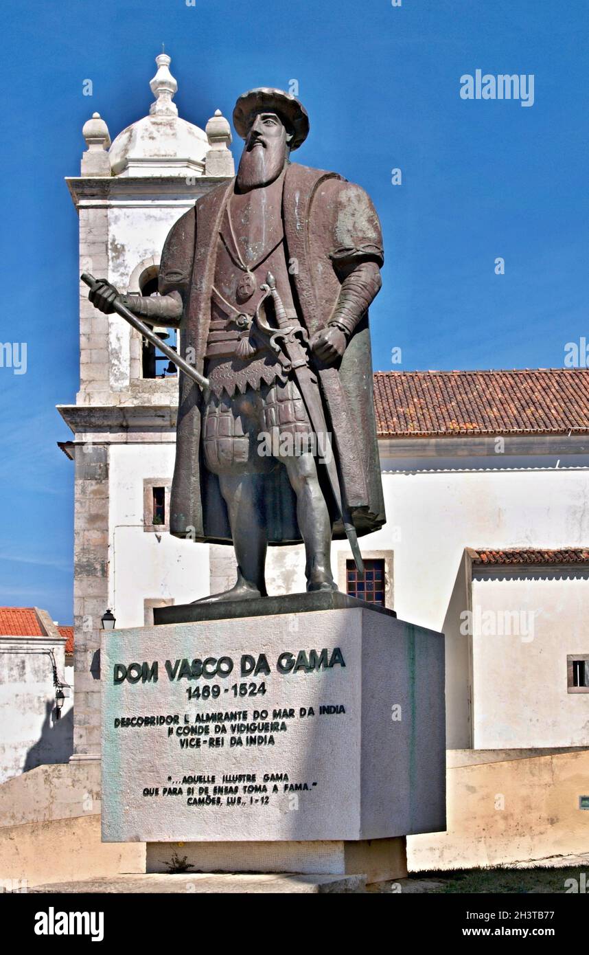 Statue de Vasco da Gama et église des Sines, Alentejo - Portugal Banque D'Images