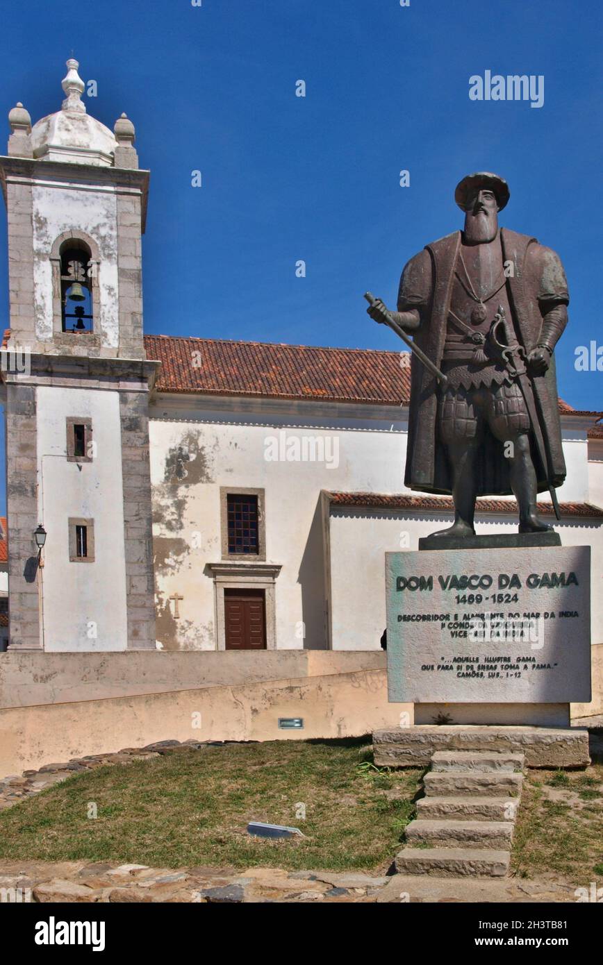 Statue de Vasco da Gama et église des Sines, Alentejo - Portugal Banque D'Images