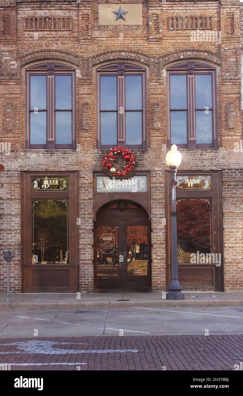 Bar historique du centre-ville avec restaurant Christmas Wreath Banque D'Images