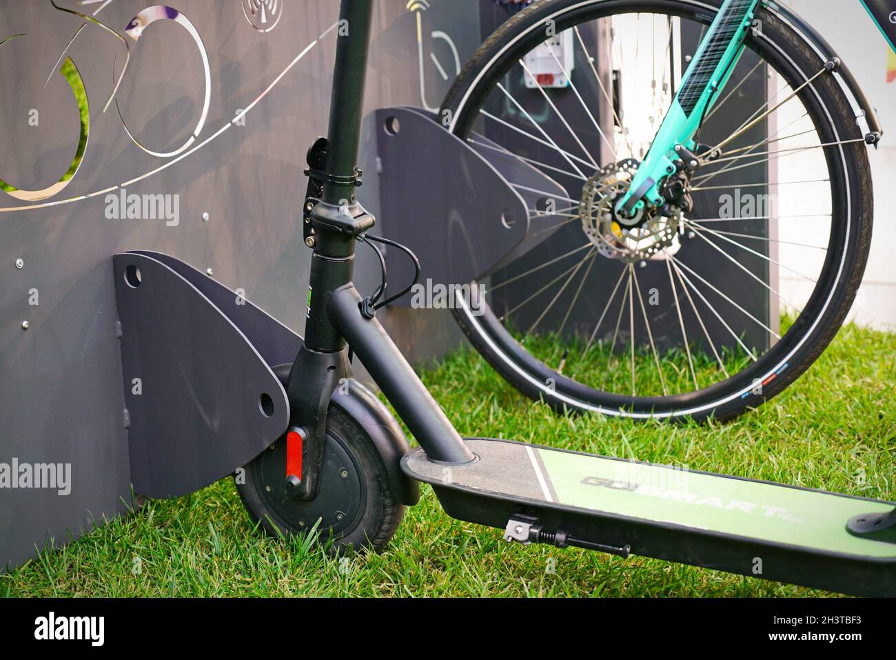 Parking pour les scooters électriques et les vélos dans les villes intelligentes.Rimini, Italie - octobre 2021 Banque D'Images
