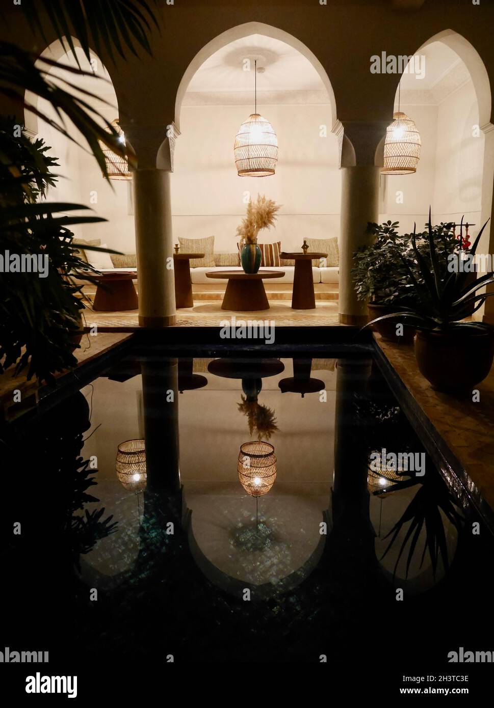 Marrakech, Maroc, 23.10.2021.Cour avec piscine et salon d'un riad traditionnel la nuit. Banque D'Images