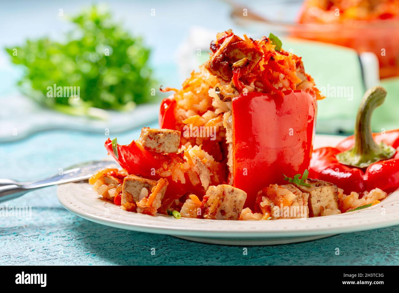 Poivre farci de tofu, riz et légumes. Banque D'Images