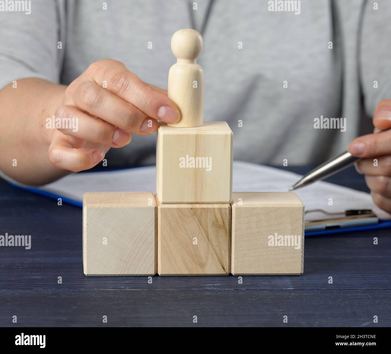 Cubes en bois en forme d'échelle et une figurine d'homme. Concept de croissance de carrière, réalisation de but Banque D'Images