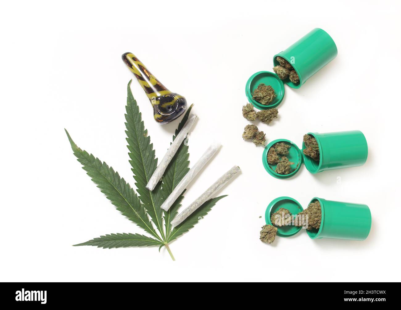 Mentions légales bourgeons de marijuana et fleurs de chanvre du CBD avec feuille verte Banque D'Images