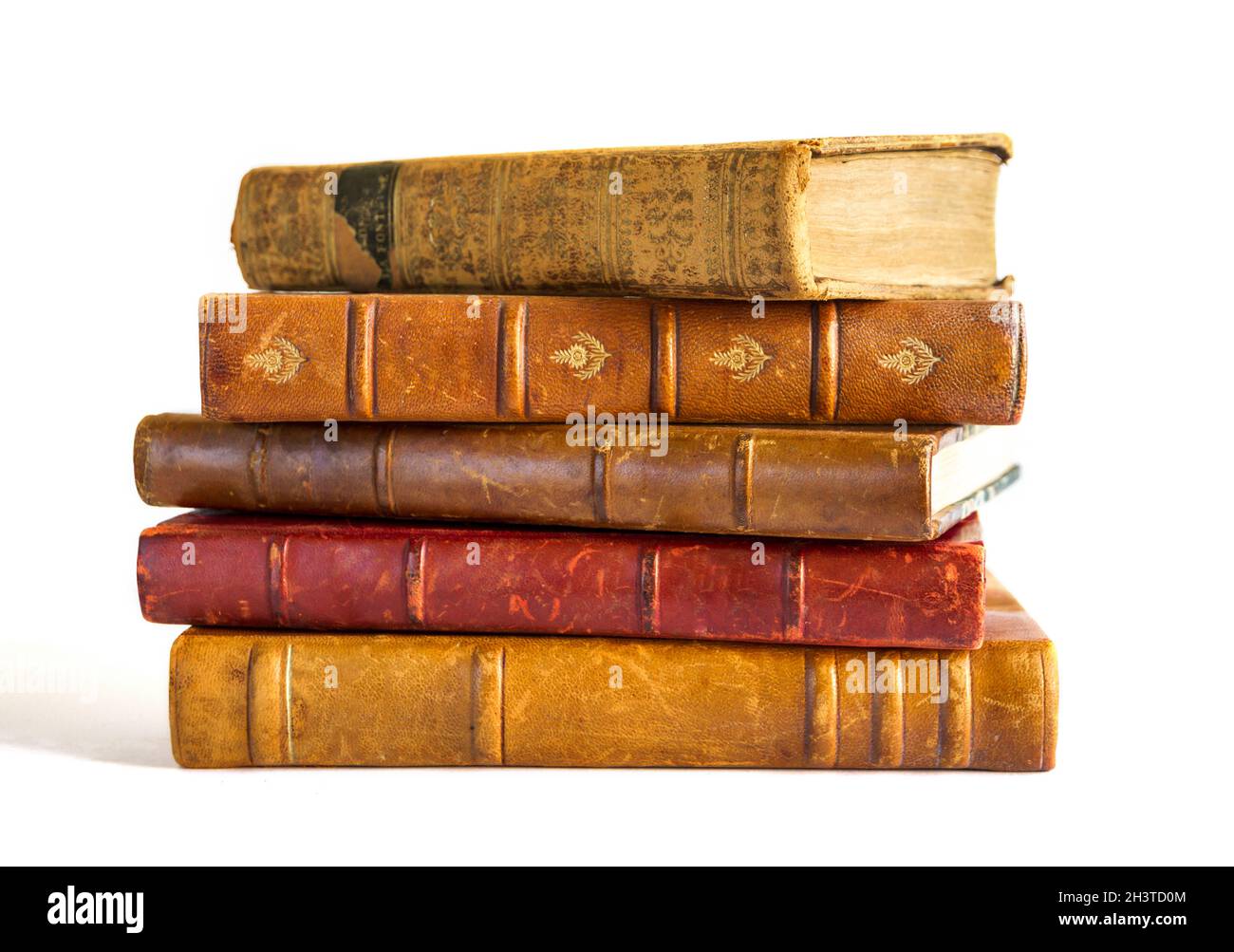 Pile de livres anciens sur fond blanc Banque D'Images