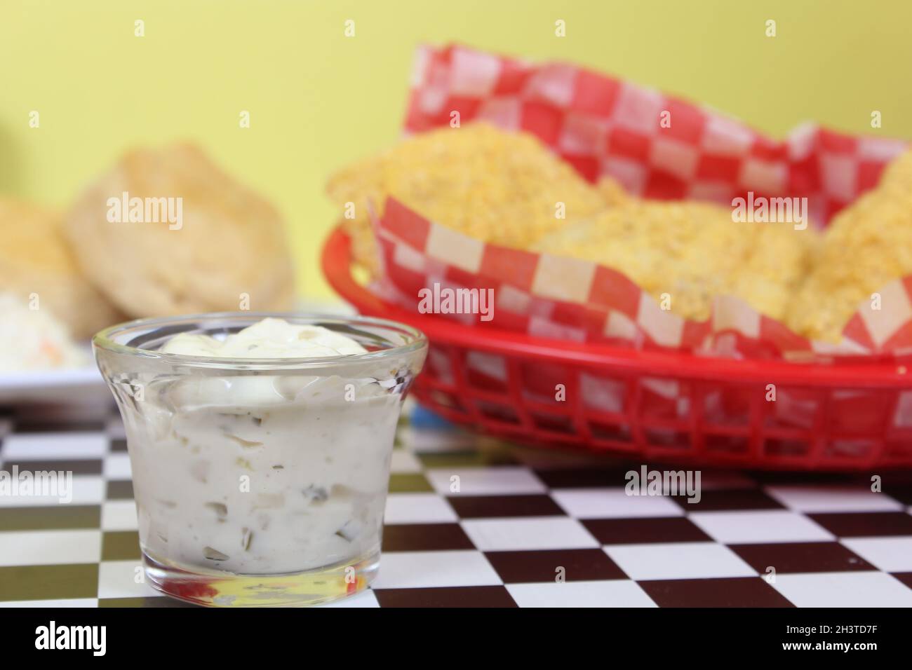 Poisson-chat frit avec sauce tartare et frites au café Banque D'Images