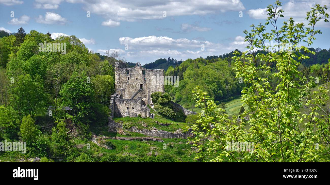 Les ruines du château de Bichishausen sur les alpes souabes, allemagne Banque D'Images