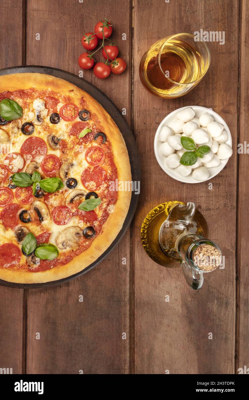 Pizza au pepperoni, avec le vin blanc, les ingrédients, et la place pour le texte Banque D'Images