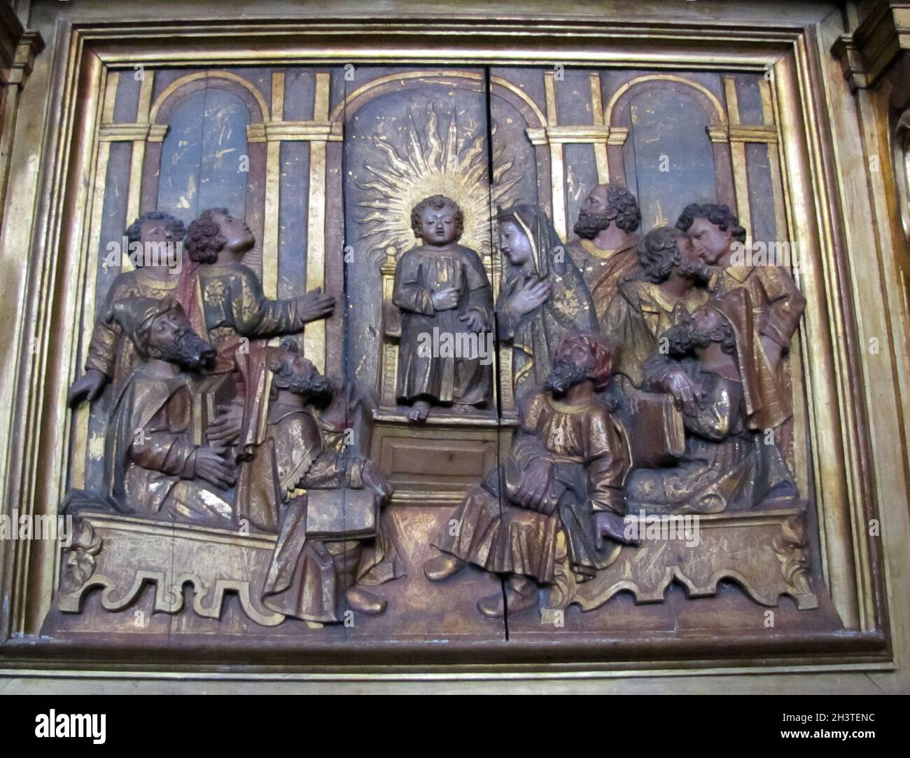 Placettes chrétiennes sur les bas-reliefs près des murs de la cathédrale. Banque D'Images