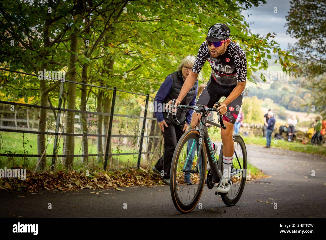 Cycliste en compétition dans la course Hill Climb, Prospect Hill, Corbridge, Northumberland. Banque D'Images