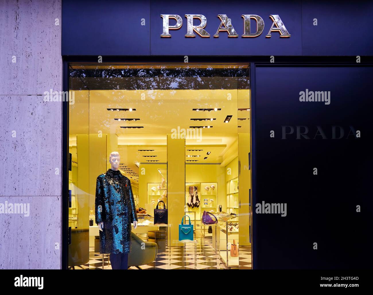 Boutique de créateurs Prada sur Königsallee à Düsseldorf, Allemagne. Königsallee est le boulevard commerçant de luxe de Düsseldorf. Banque D'Images