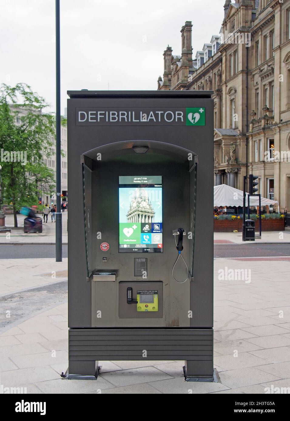 Défibrillateur public d'urgence et point d'information sur la place de la ville de Leeds Banque D'Images