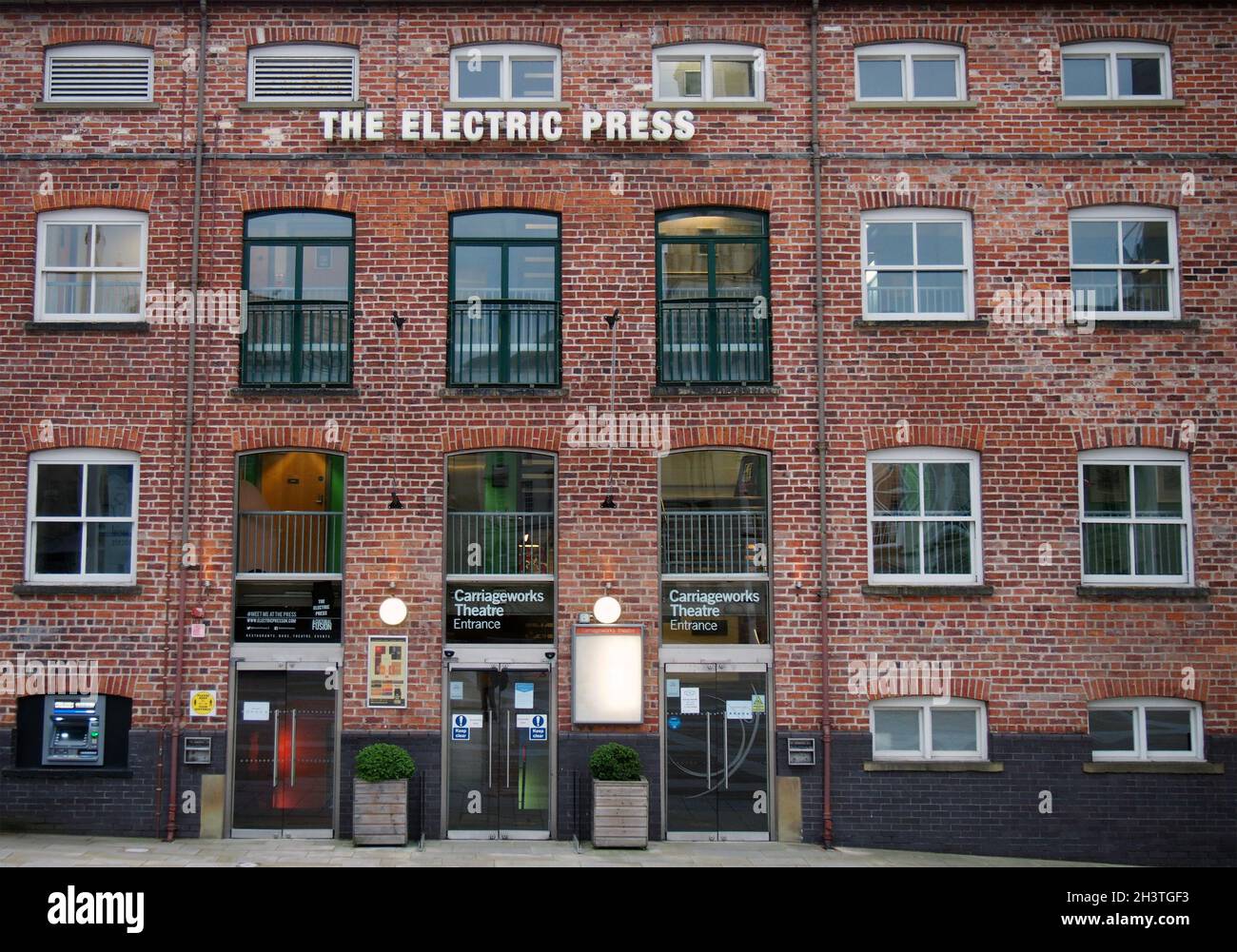 L'entrée du théâtre de la calèche dans le bâtiment de la presse électrique de la place du millénaire à leeds Banque D'Images