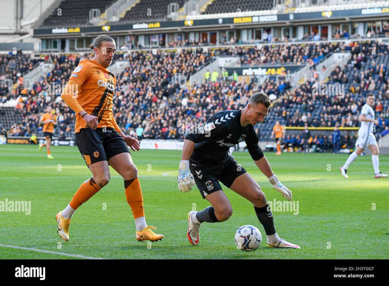 Tom Eaves #9 de Hull City met la pression sur Simon Moore #1 de Coventry City Banque D'Images