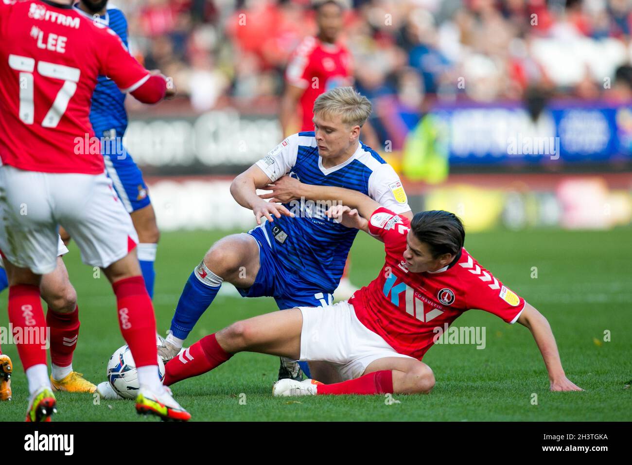 LONDRES, ROYAUME-UNI.30 OCT George Dobson de Charlton et Matthew Smith de Doncaster se battent pour le ballon lors du match Sky Bet League 1 entre Charlton Athletic et Doncaster Rovers à la Valley, Londres, le samedi 30 octobre 2021.(Credit: Federico Maranesi | MI News) Credit: MI News & Sport /Alay Live News Banque D'Images