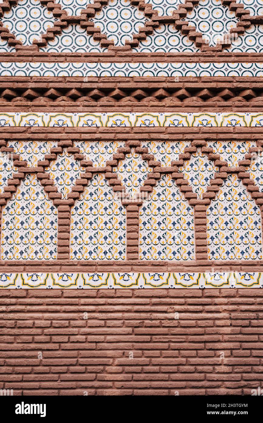 Mosaïque sur un bâtiment avec un mur de briques dans le village espagnol de Barcelone. Banque D'Images