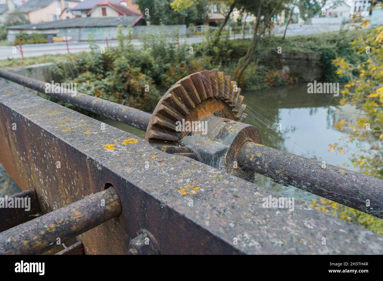 un vieux mécanisme mécanique à engrenages métalliques sur le barrage abandonné Banque D'Images