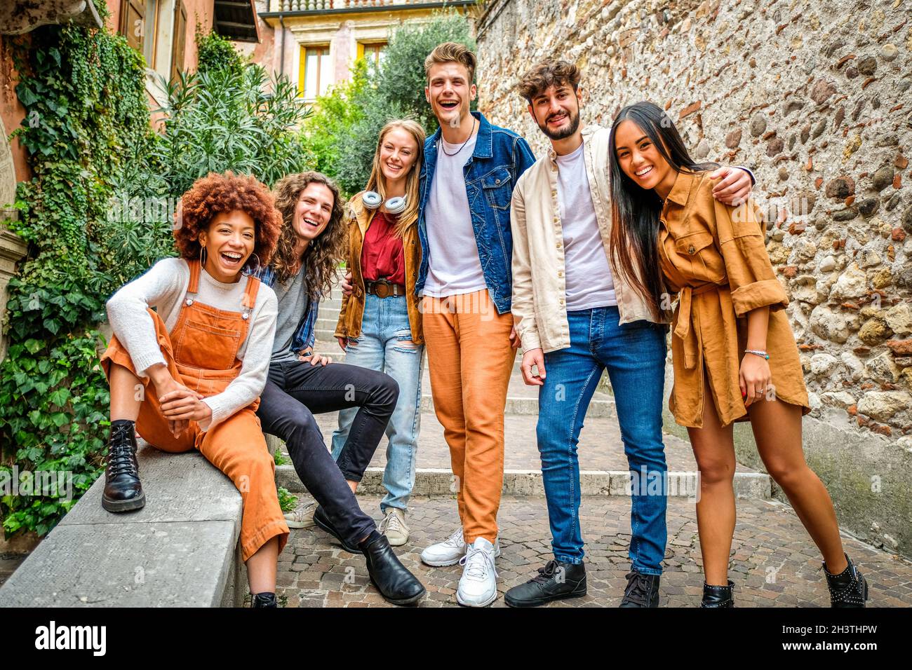 Groupe multiethnique de jeunes qui parlent et s'amusent dans les escaliers dans les rues de la ville et - concept urbain et d'amitié Banque D'Images