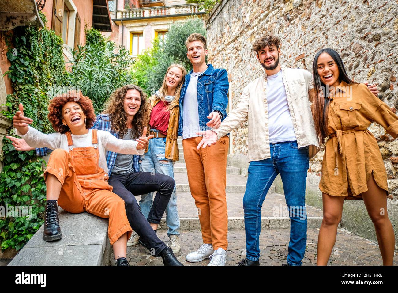 Groupe multiethnique de jeunes qui parlent et s'amusent dans les escaliers dans les rues de la ville et - concept urbain et d'amitié Banque D'Images