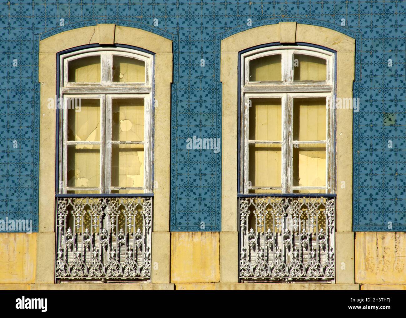 Ancienne fenêtre sur la façade de tuiles à Silves, Algarve - Portugal Banque D'Images