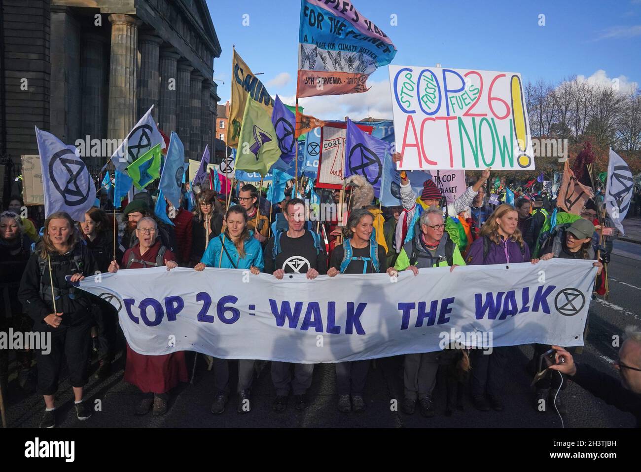 Des groupes de pèlerinage et des artistes, y compris des membres de XR Faith à Glasgow Green, qui se promeaient à Glasgow pour faire prendre conscience de la crise climatique et exiger un accord équitable à la COP26 pour le Sud mondial, alors que Glasgow se prépare au sommet de Cop26.Date de la photo: Samedi 30 octobre 2021. Banque D'Images