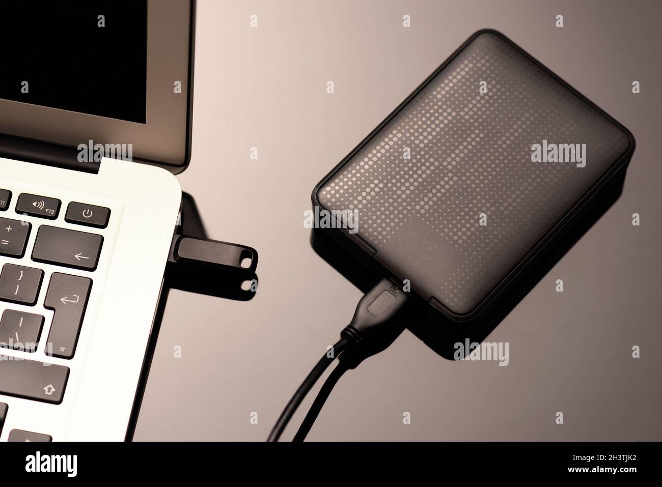 Disque dur externe de sauvegarde connecté à l'ordinateur portable Banque D'Images