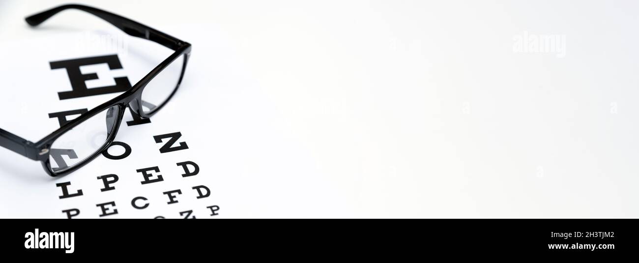 Lunettes et tableau de Snellen.Examen oculaire d'essai.Opticien, ophtalmologiste concept Banque D'Images
