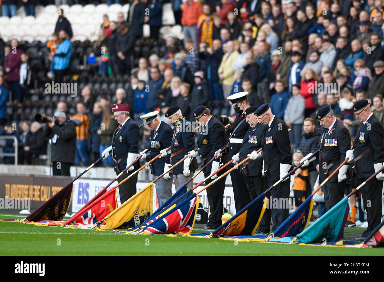 Les membres de la Légion royale britannique abaissent leurs drapeaux en souvenir de ceux qui ont fait le sacrifice ultime Banque D'Images