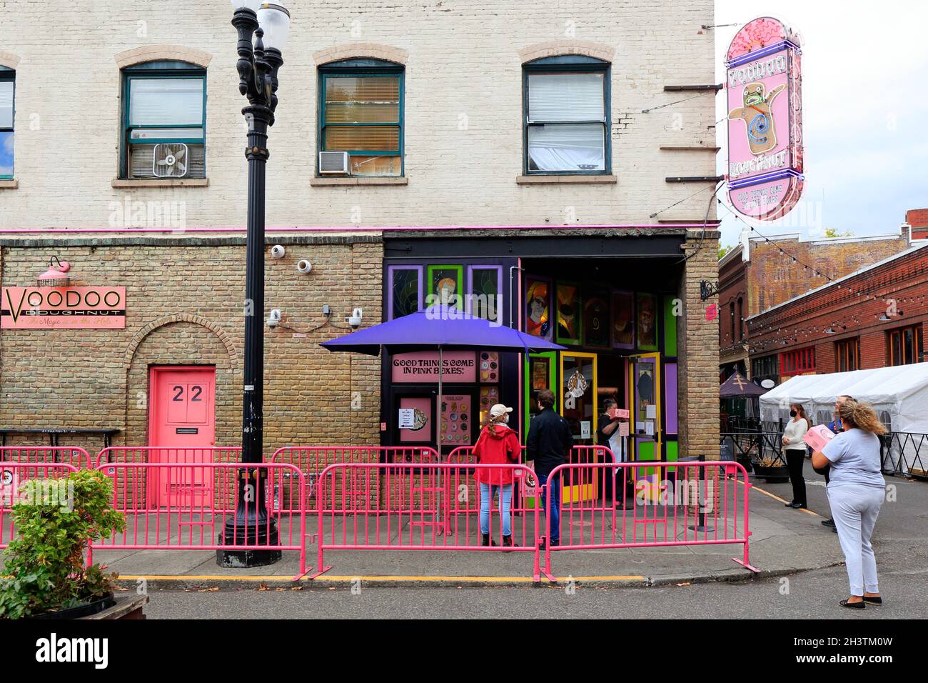 Voodoo Donut, 22 SW 3rd Ave, Portland, Oregon. Façade extérieure d'un magasin de beignets dans la vieille ville. Banque D'Images