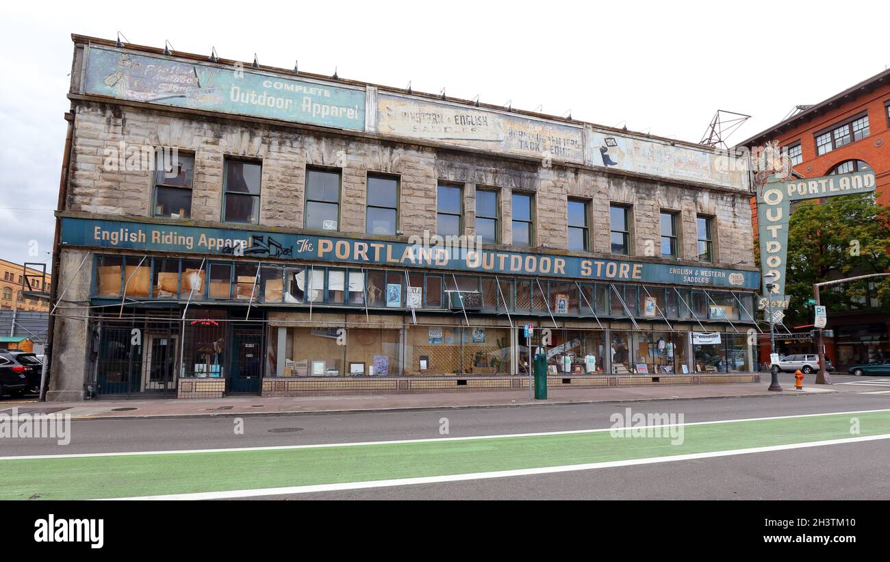 Portland Outdoor Store, 304 SW 3rd Ave, Portland, Oregon. Façade extérieure d'un magasin de vêtements de l'Ouest dans la vieille ville. Banque D'Images