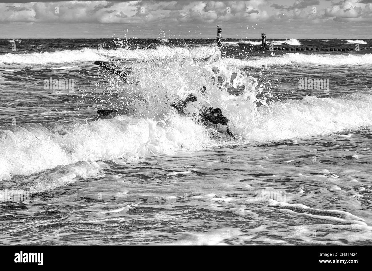 sur la plage de la mer baltique avec des nuages, des dunes, la plage et celle en noir et blanc. loisirs en vacances Banque D'Images