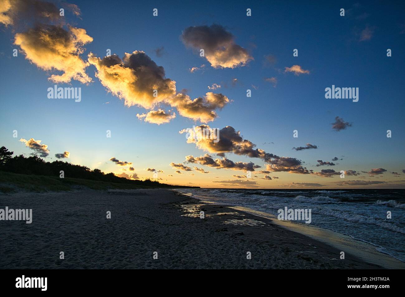 sur la mer baltique plage avec nuages, dunes et plage. loisirs en vacances Banque D'Images