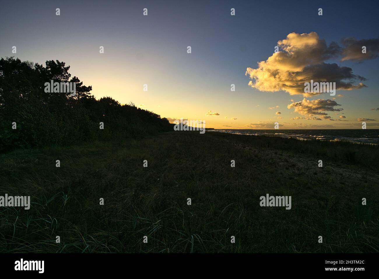 sur la mer baltique plage avec nuages, dunes et plage. loisirs en vacances Banque D'Images