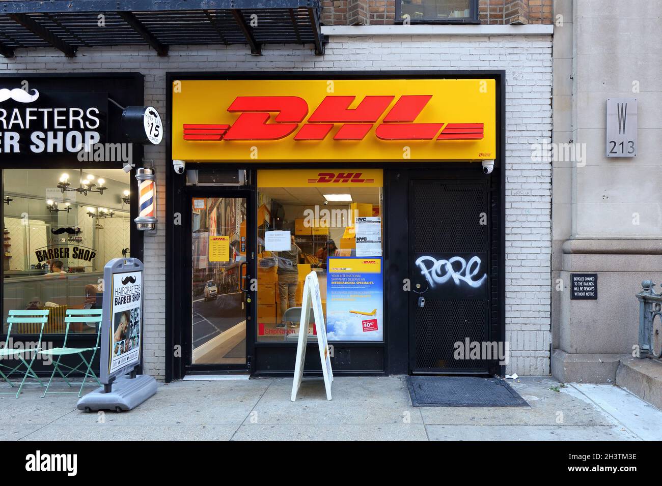 DHL Express ServicePoint, 225 W 23rd St, New York, New York photo d'un service de courrier dans le quartier de Chelsea à Manhattan. Banque D'Images