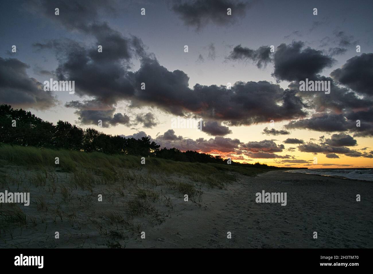 sur la mer baltique plage avec nuages, dunes et plage. loisirs en vacances Banque D'Images