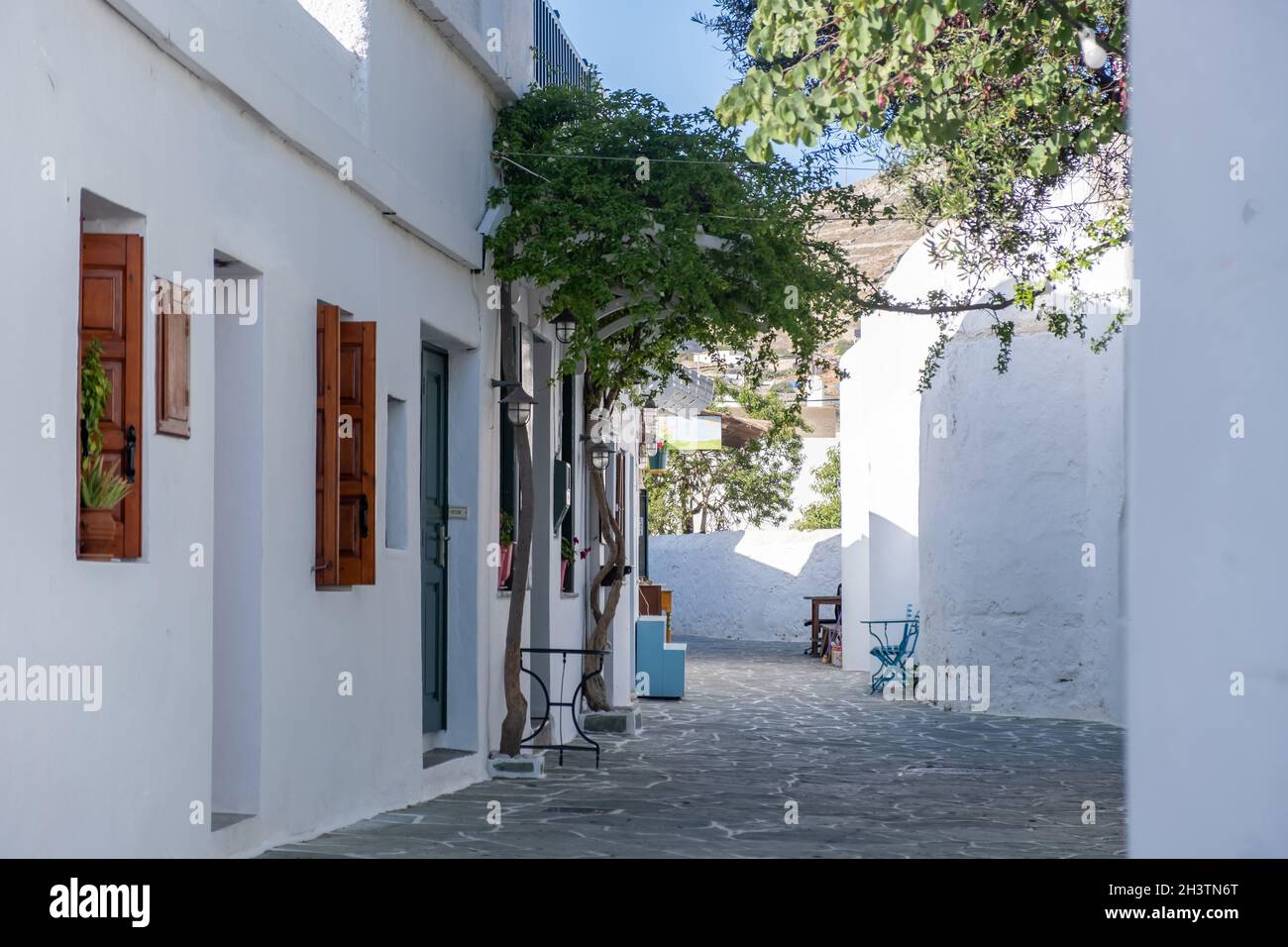 Grèce, île de Folegandros.Magasins et magasins traditionnels de la place de la ville de Chora.Cyclades.Destination vacances d'été Banque D'Images