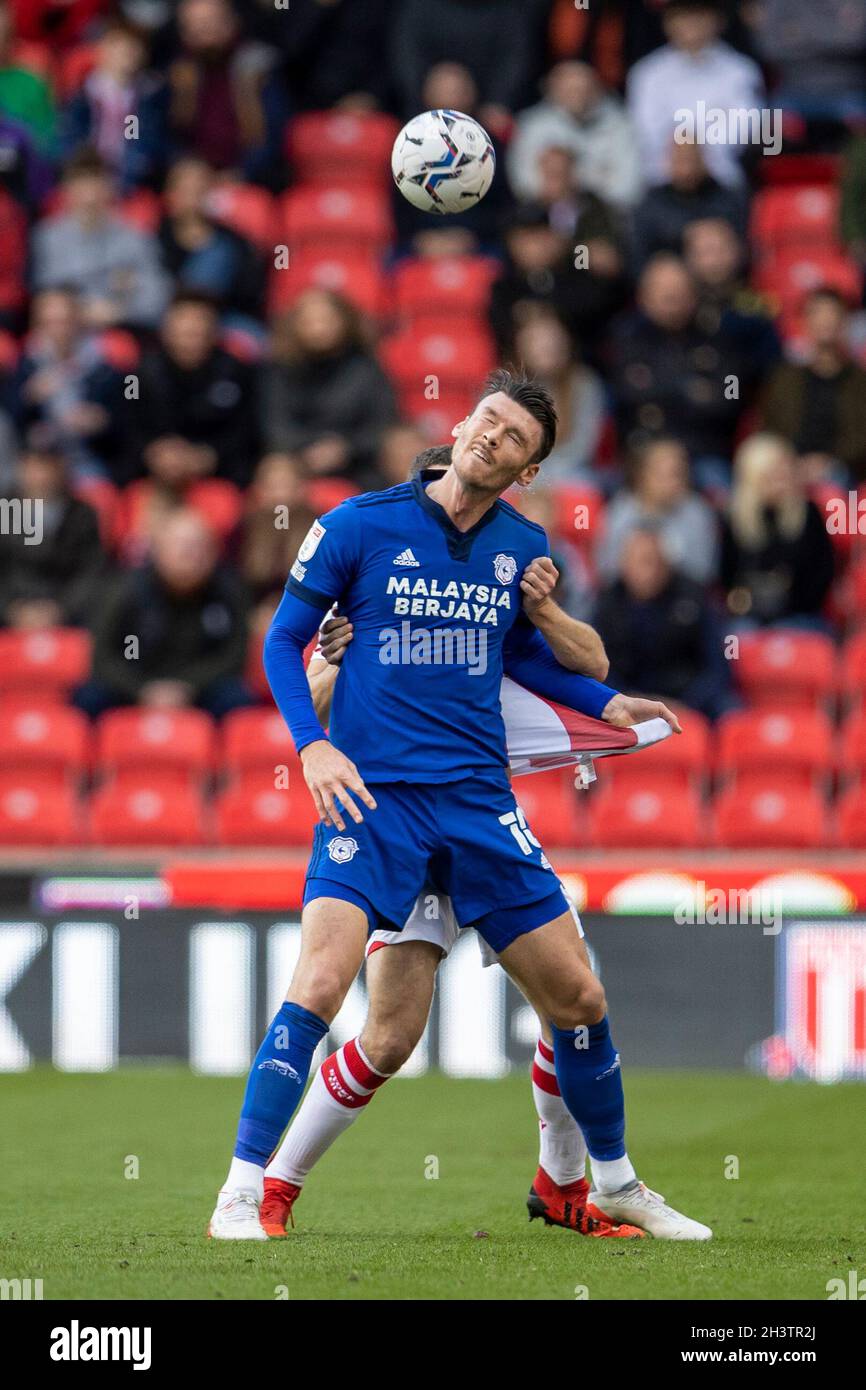 Stoke, Royaume-Uni.30 octobre 2021.30 octobre 2021 ; Stade Bet365, Stoke, Staffordshire, Angleterre ;Championnat de football, Stoke City contre Cardiff; Kieffer Moore de Cardiff City dirige le ballon Credit: Action plus Sports Images/Alay Live News Banque D'Images