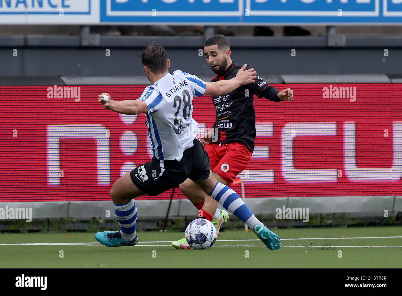 ROTTERDAM, PAYS-BAS - OCTOBRE 30 : Jarno Janssen du FC Eindhoven et Marouan Azarkan de l'Excelsior Rotterdam pendant le match néerlandais de Keukenkampiofendivisiie entre le SBV Excelsior et le FC Eindhoven à Van Donge & de Roo Stadion le 30 octobre 2021 à Rotterdam, pays-Bas (photo de Herman Dingler/Orange Pictures) crédit :Orange pics BV/Alay Live News Banque D'Images