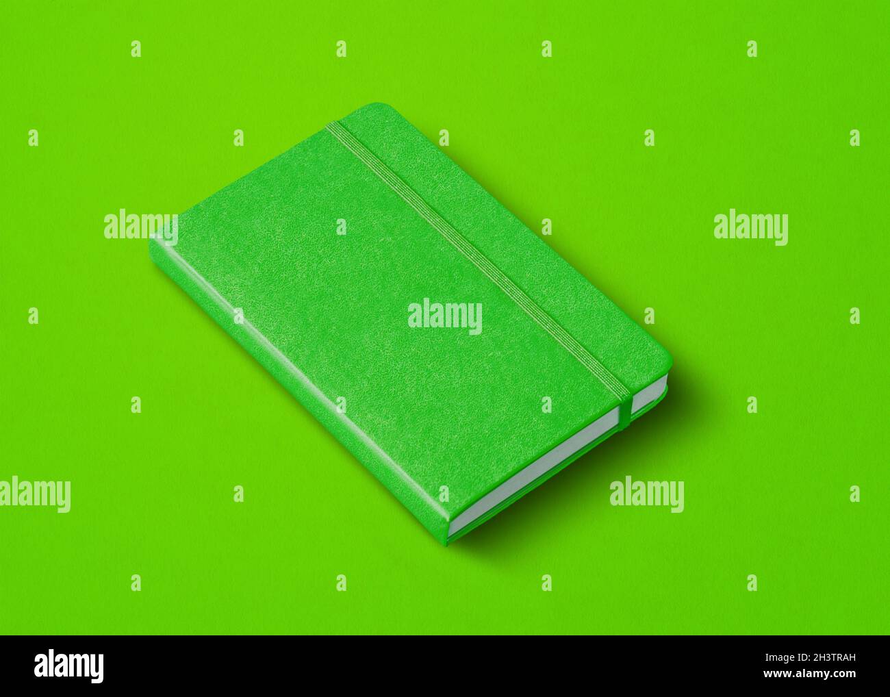 Carnet vert fermé isolé sur fond couleur Banque D'Images
