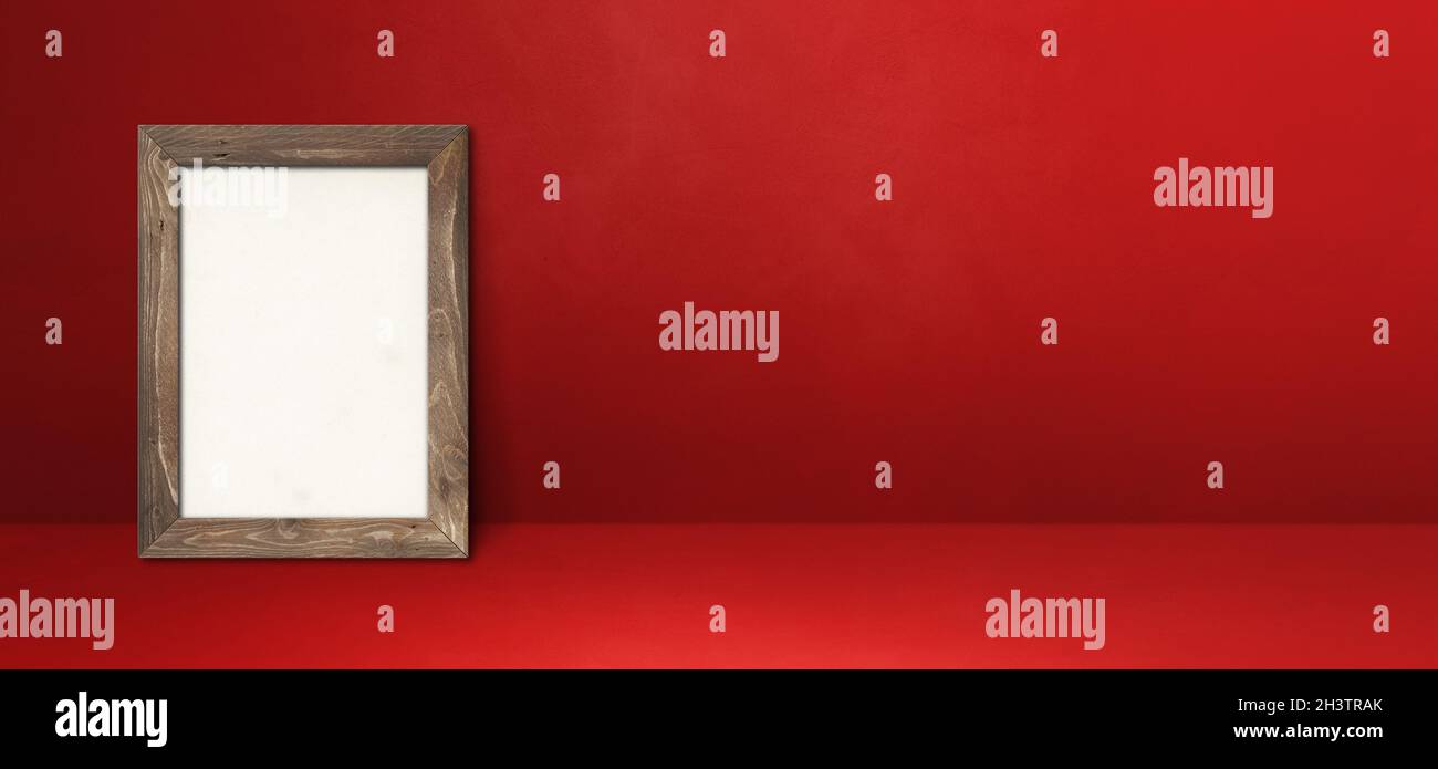 Cadre photo en bois sur un mur rouge.Bannière horizontale Banque D'Images