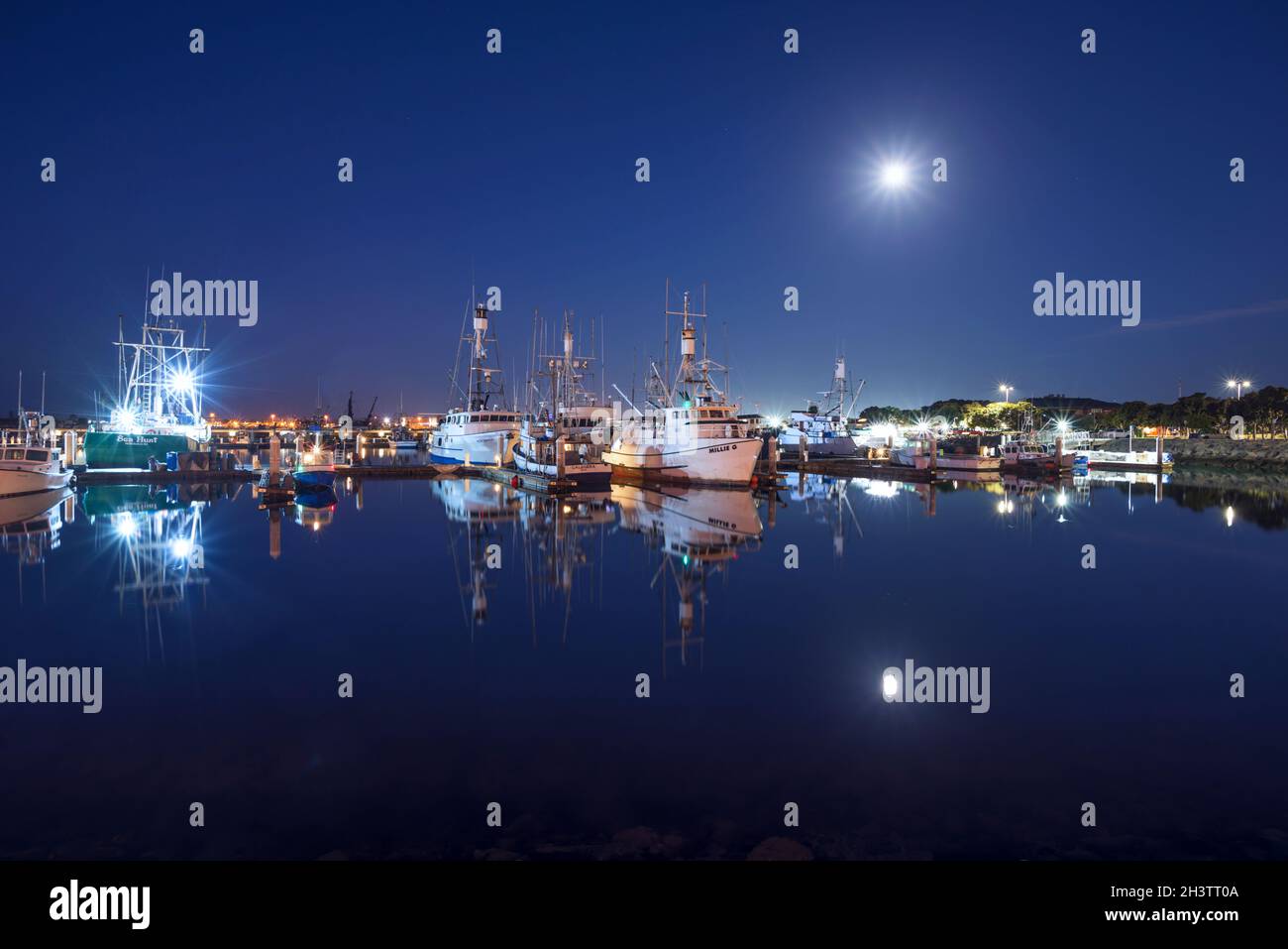 Bateaux de pêche amarrés au port de Tuna pendant l'heure bleue.San Diego, Californie, États-Unis. Banque D'Images