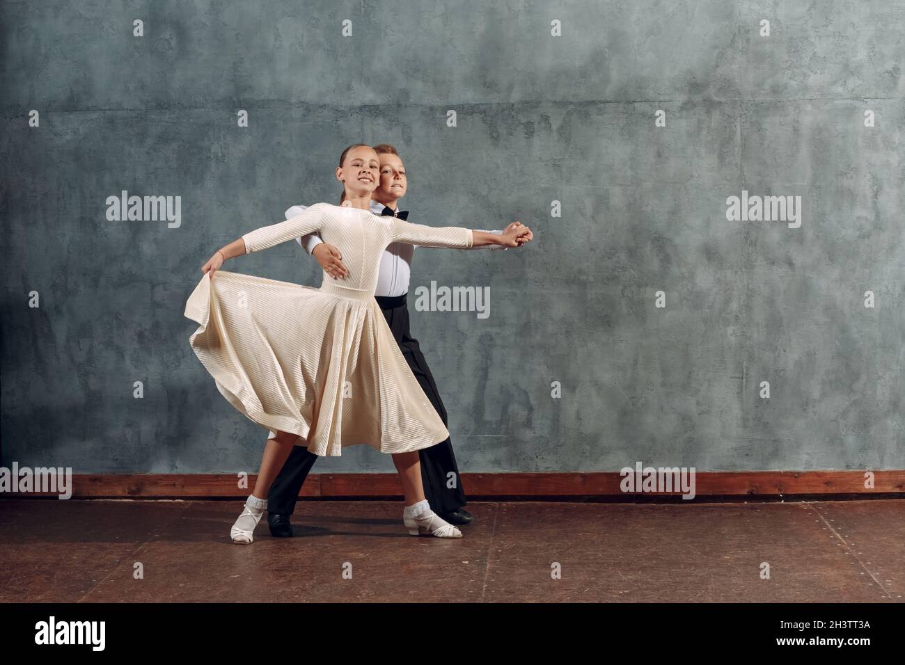 Danse de salle de bal pour jeunes garçons et filles danse viennoise Waltz Banque D'Images
