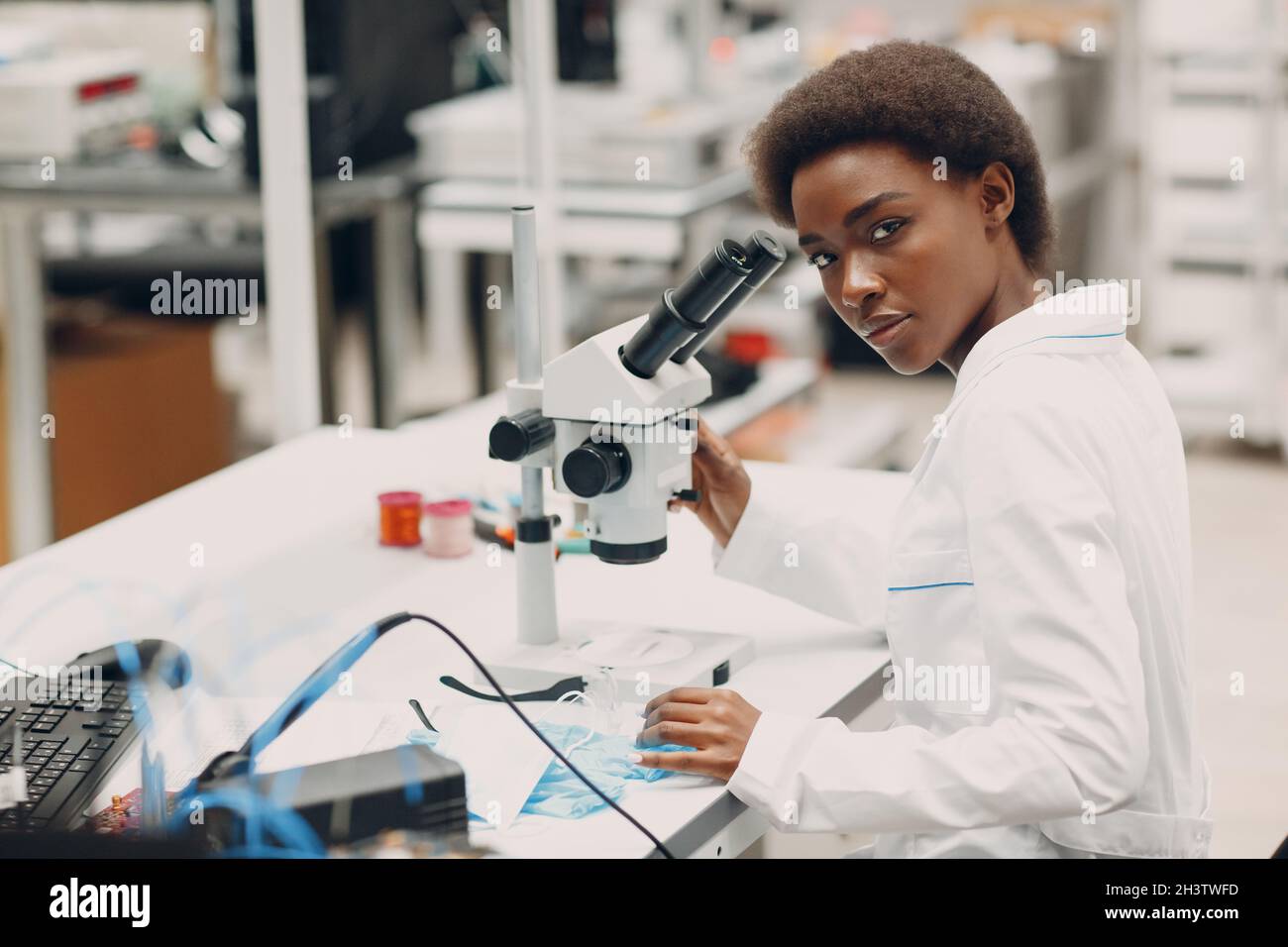 Scientifique afro-américaine femme travaillant en laboratoire avec des instruments électroniques Banque D'Images