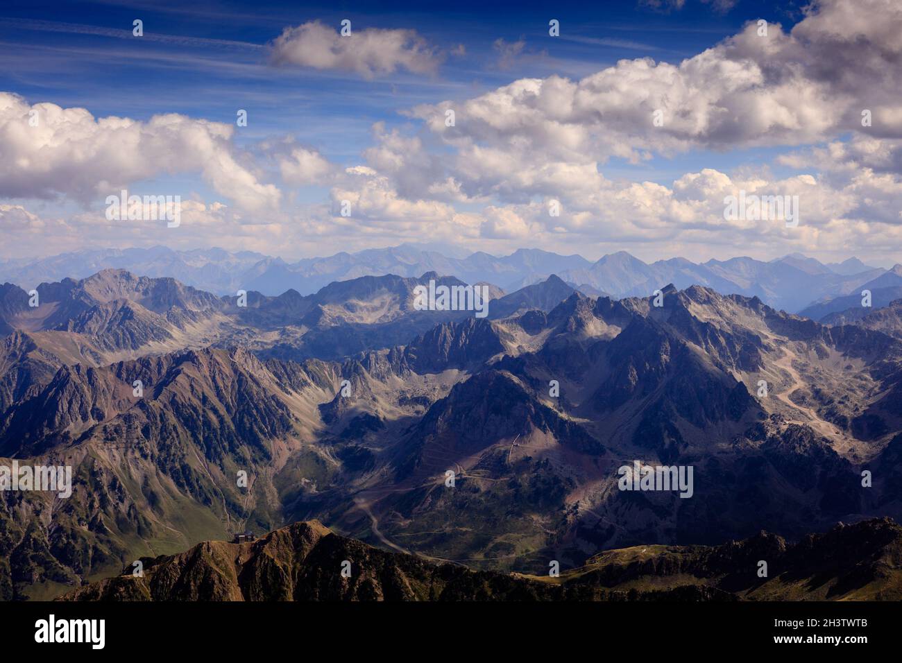 Vue panoramique depuis le pic du midi de Bigorre dans les Pyrénées françaises.L''Aneto et le Monte Perdido sont visibles depuis l''observatoire, accessible en téléphérique. Banque D'Images