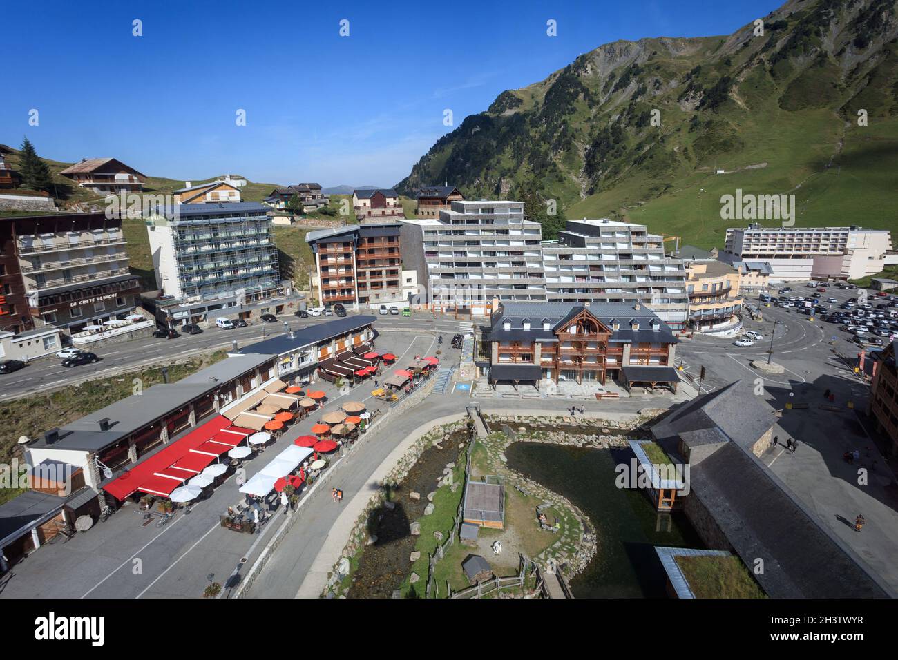 La Mongie est une station d'hiver dans les Pyrénées françaises pour les sports de neige.Le téléphérique peut être pris ici pour rejoindre l'Observatoire du pic du midi. Banque D'Images