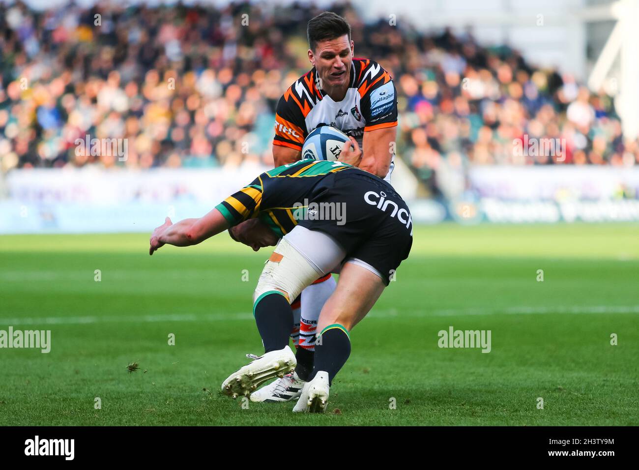 30 octobre 2021 ; Cinch Stadium à Franklin Gardens, Northampton, Angleterre ; Gallagher Premiership Rugby, Northampton Saints versus Leicester Tigers ; Freddie Steward de Leicester Tigers est arrêté Banque D'Images