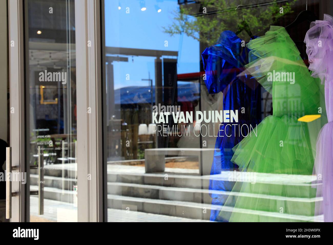 Vitrine de la boutique Kat Van Duinen, dans le quartier de Silo du front de mer de V&A, au Cap, en Afrique du Sud. Banque D'Images
