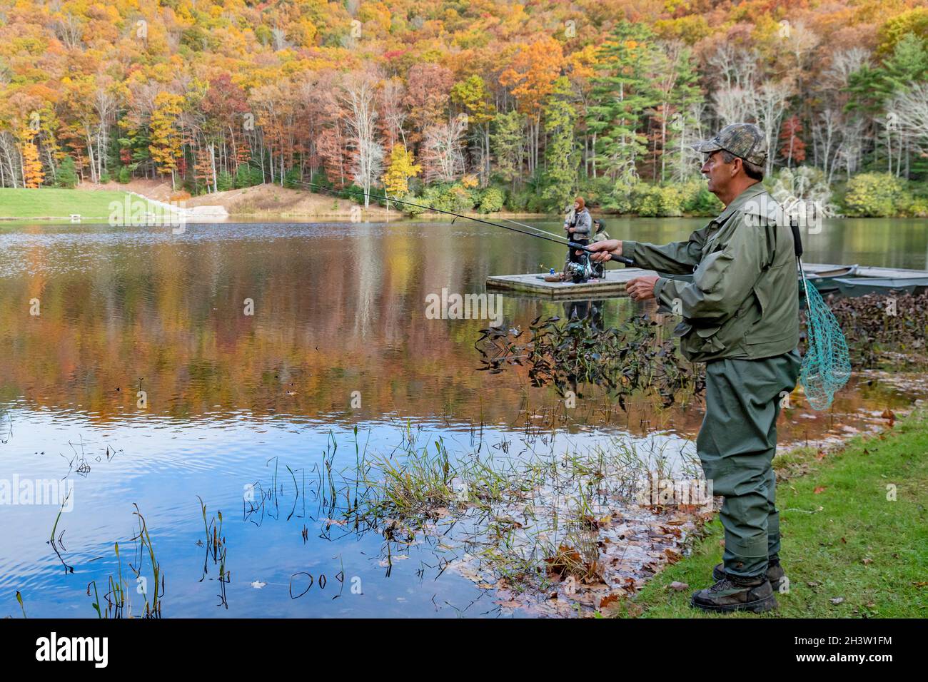 Marlinton, Virginie-Occidentale - pêche sportive à la truite arc-en-ciel au lac Watoga dans le parc national de Watoga. Banque D'Images