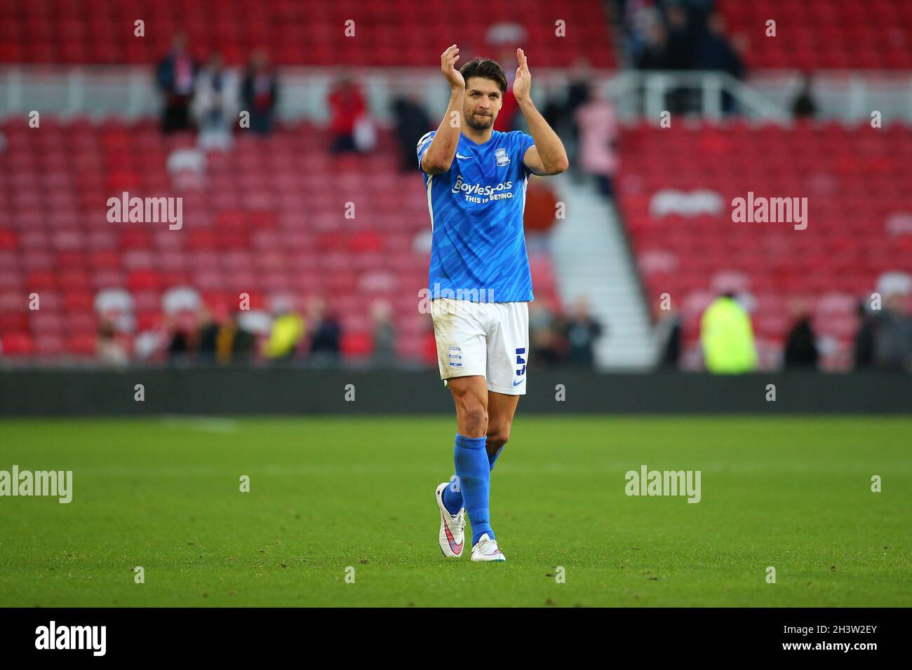 MIDDLESBROUGH, ROYAUME-UNI.LE 30 OCTOBRE, George Friend de Birmingham City applaudit les fans de Middlesbrough à plein temps lors du match de championnat Sky Bet entre Middlesbrough et Birmingham City au stade Riverside, Middlesbrough, le samedi 30 octobre 2021.(Crédit : Michael Driver | MI News) crédit : MI News & Sport /Alay Live News Banque D'Images