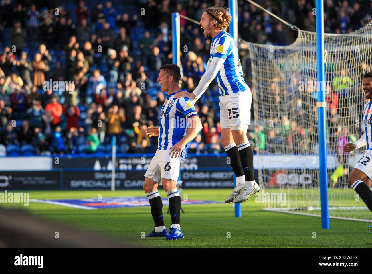 Huddersfield, Royaume-Uni.30 octobre 2021.Jonathan Hogg #6 de la ville de Huddersfield célèbre son but avec Danny Ward #25 de la ville de Huddersfield et fait le score 1-0 à Huddersfield, Royaume-Uni le 10/30/2021.(Photo de James Heaton/News Images/Sipa USA) crédit: SIPA USA/Alay Live News Banque D'Images